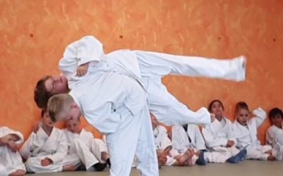 Unsere kleinen Judoka – 21 Schülerinnen und Schüler bestehen die Gürtelprüfung